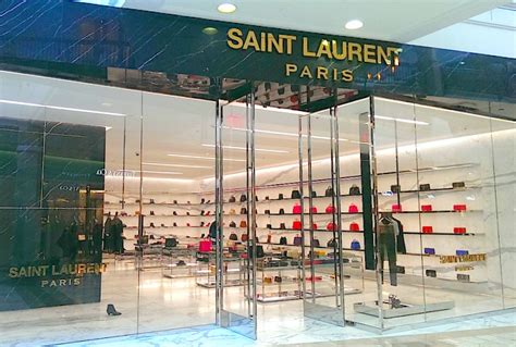 st laurent outlet stores.